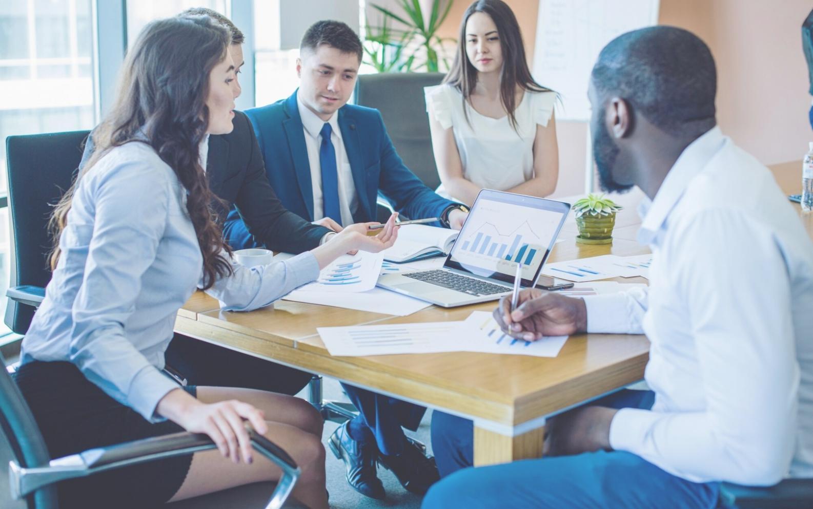 Équipe fefiheliimeri travaillant sur des stratégies de consolidation budgétaire